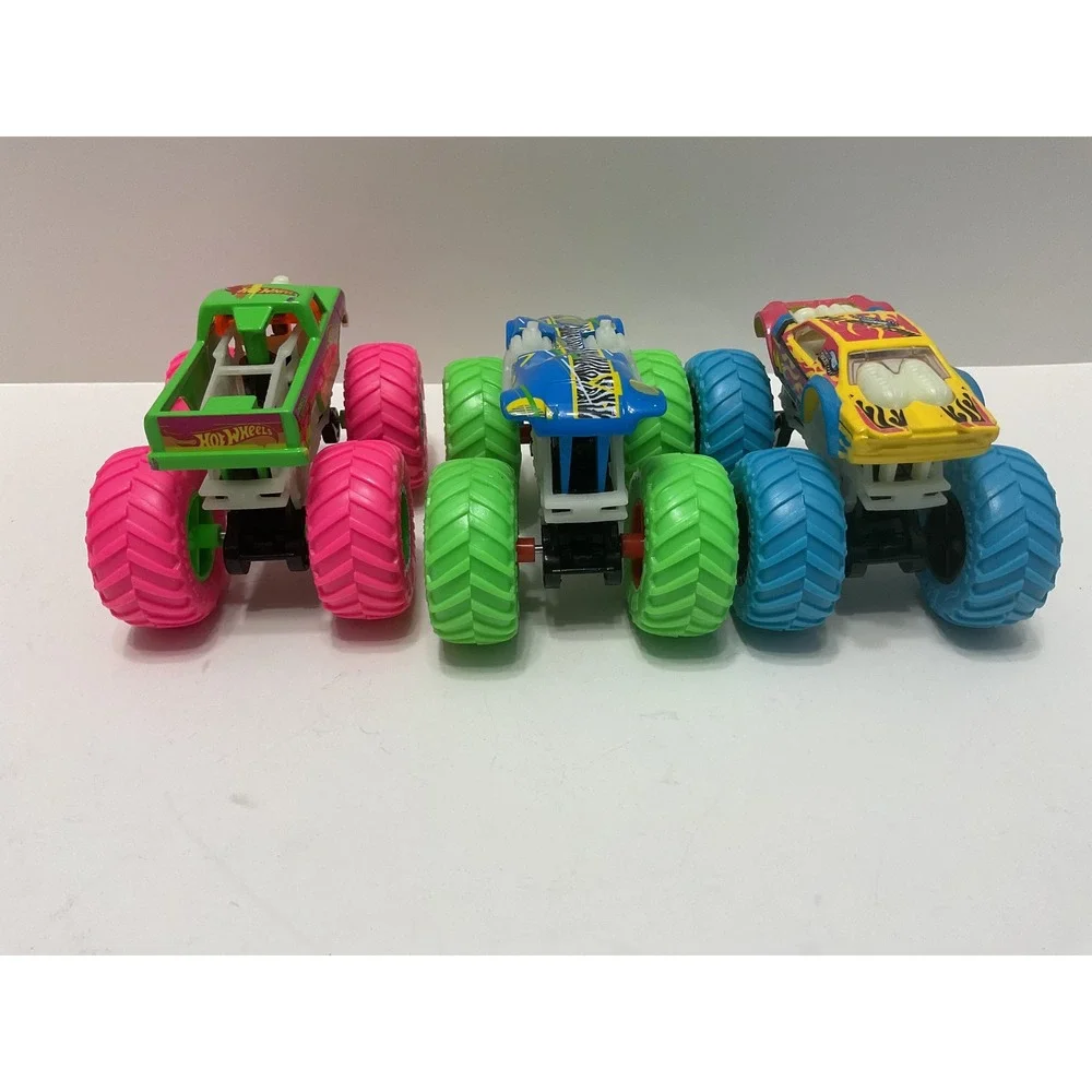 Hot Wheels‎ Monster Trucks Glow in the Dark 3 Pack Green Blue Yellow 1:64 Scale